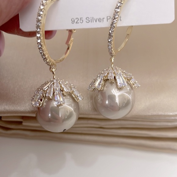 NWT Light Beige  Pearl Drop Gold/Crystal/Earrings. - Picture 6 of 8